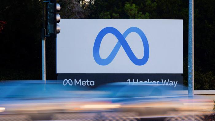 FILE PHOTO: Morning commute traffic streams past the Meta sign outside the headquarters of Facebook parent company Meta Platforms Inc in Mountain View, California, U.S. November 9, 2022.  REUTERS/Peter DaSilva/File Photo