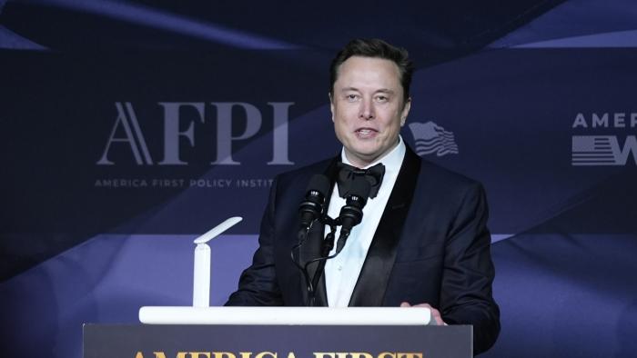 Elon Musk interviene en una gala del America First Policy Institute en la finca Mar-a-Lago del presidente electo de Estados Unidos, Donald Trump, el 14 de noviembre de 2024, en Palm Beach, Florida. (AP Foto/Alex Brandon)